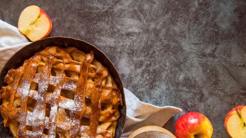 Обычную шарлотку больше не готовлю: пеку ее только на сметане — вкус бархатный, совсем другое дело