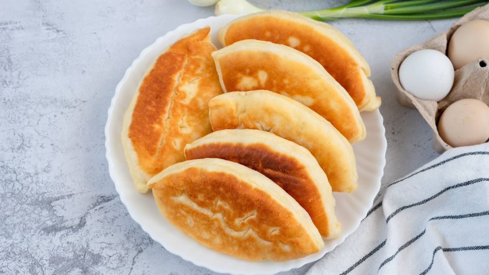 Нарезал и обжарил: моментальный рецепт пирожков без возни с тестом