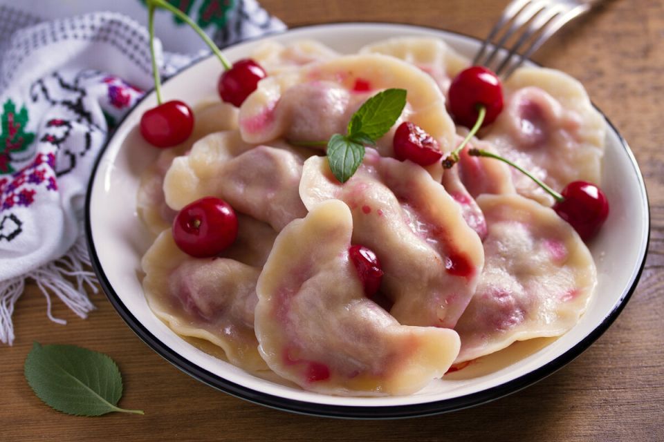 Искусство приготовления вареников с вишней