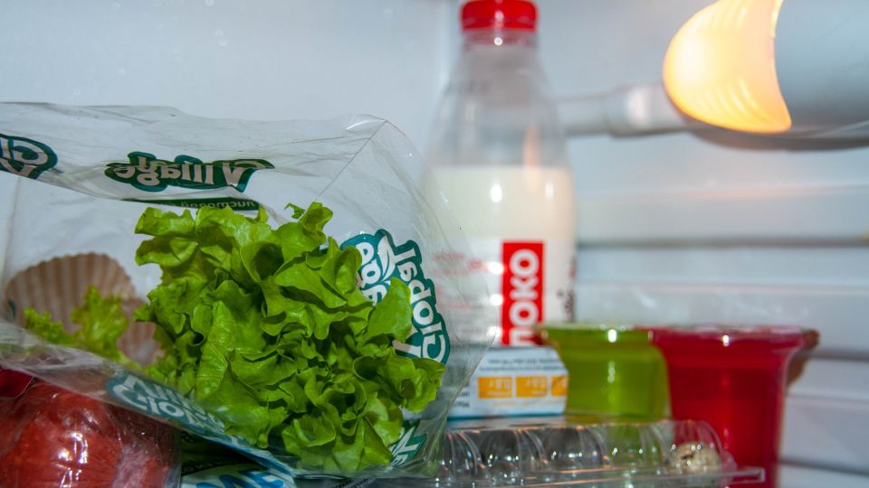 Этот продукт все хранят в холодильнике, а зря: портится в два раза быстрее