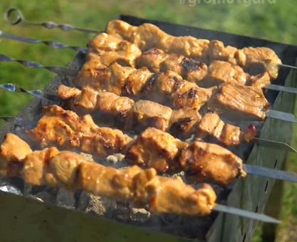 Шашлык на гриле: секрет нежного мяса с огуречным рассолом