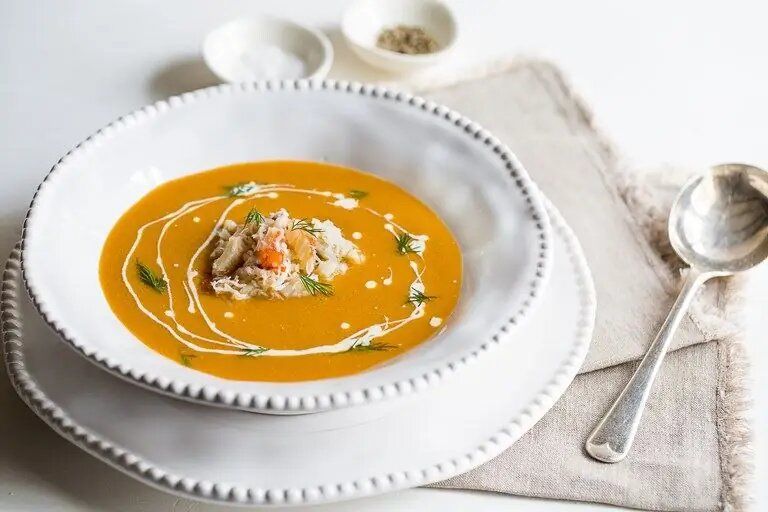 Набор морепродуктов во вкусе дома: кремовый суп с крабовым мясом