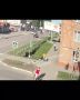 Это надо видеть!. Два парня едут на самокате, сбивают двух пешеходов, один, как мы видим на кадрах, так и остаётся сидеть на земле