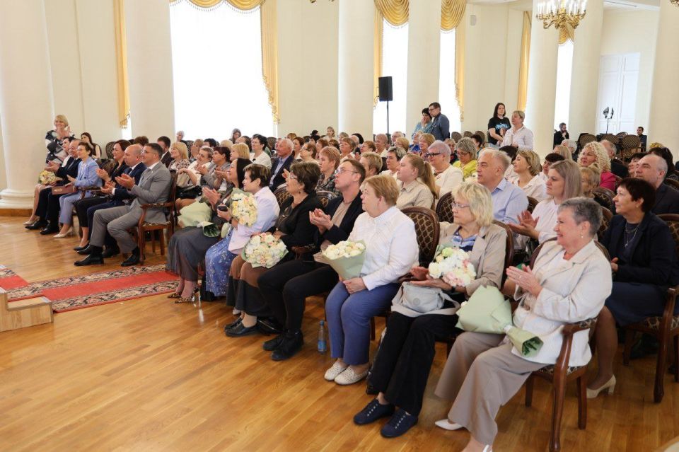 Алексей Эрк поздравил коллектив горбольницы № 7 с 50-летием открытия первой поликлиники