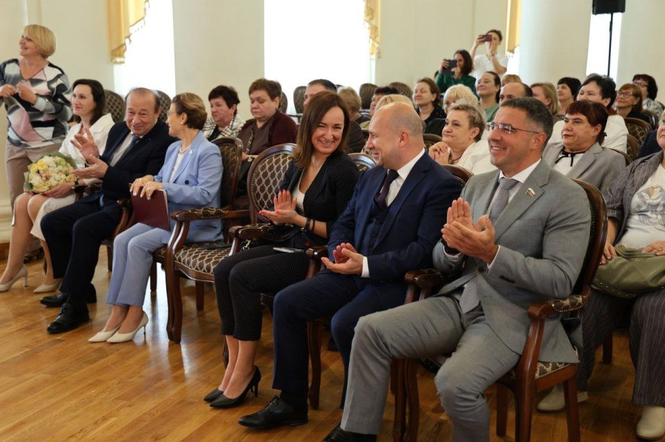 Алексей Эрк поздравил коллектив горбольницы № 7 с 50-летием открытия первой поликлиники