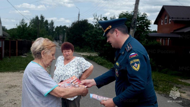 В Ефремове и Кимовске спасатели провели подворовые обходы и беседы с жителями