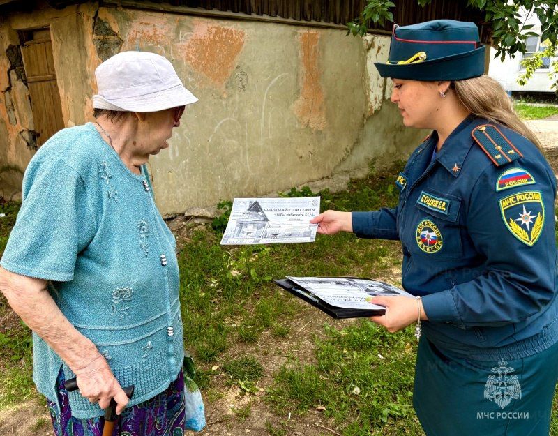 В Ефремове и Кимовске спасатели провели подворовые обходы и беседы с жителями