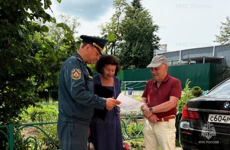 В Ефремове и Кимовске спасатели провели подворовые обходы и беседы с жителями