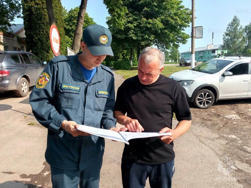 В Ефремове и Кимовске спасатели провели подворовые обходы и беседы с жителями