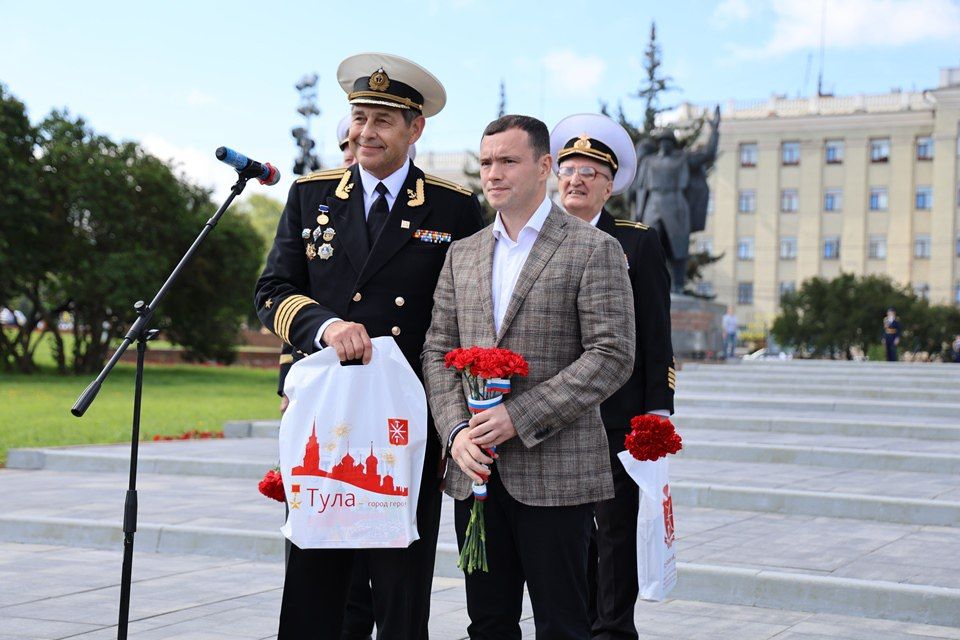 Первый заместитель председателя гордумы Евгений Смолянинов и депутаты Ирина Рублевская, Олеся Филина, Олег Даньшин, Александр Картышов, Иван Сычев приняли на площади Победы участников акции «Победа Едина!»