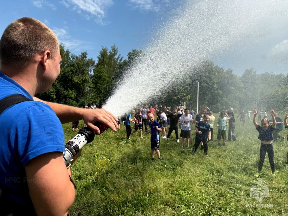 Сквозь брызги воды из пожарного рукава и профилактические беседы к безопасности