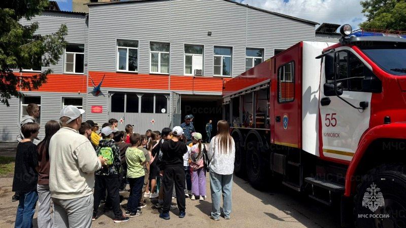 Сквозь брызги воды из пожарного рукава и профилактические беседы к безопасности