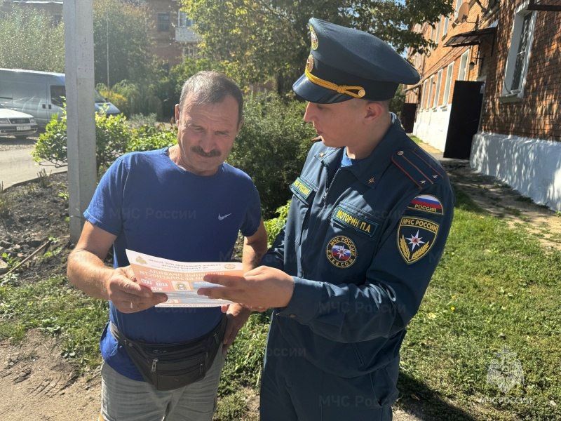 Сквозь брызги воды из пожарного рукава и профилактические беседы к безопасности