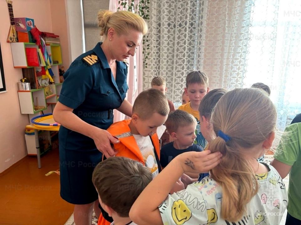 Сквозь брызги воды из пожарного рукава и профилактические беседы к безопасности