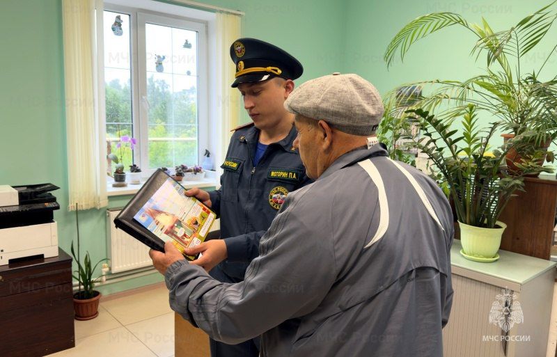 Сквозь брызги воды из пожарного рукава и профилактические беседы к безопасности