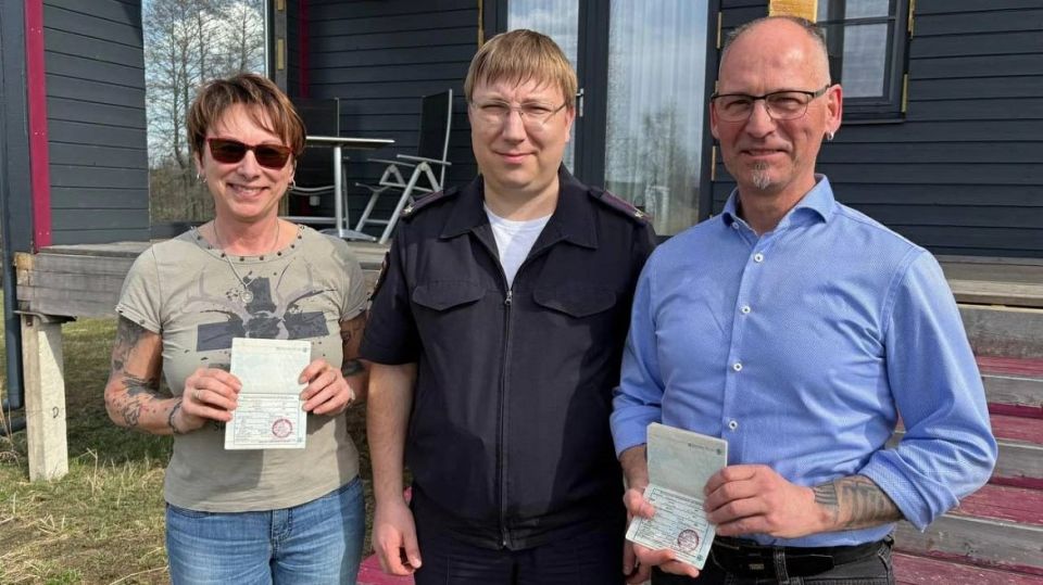 Сотрудники Управления по вопросам миграции УМВД вручили семье из Германии разрешения на временное проживание в России