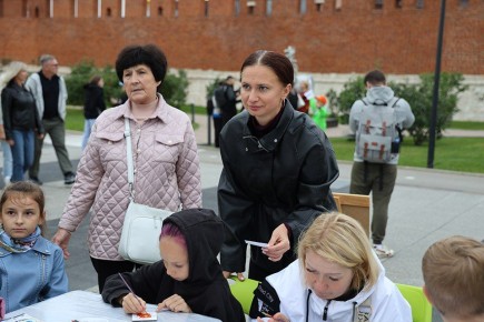 Заместитель председателя Тульской городской Думы, заместитель руководителя фракции «Единая Россия» Дарья Герасимова вручила паспорта юным тулякам