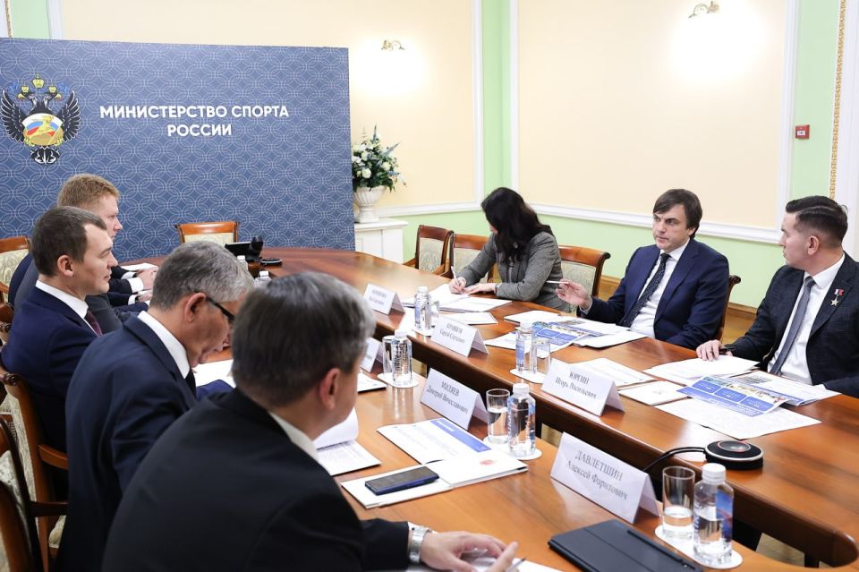 Новые дисциплины на уроках физкультуры и единую школьную лигу обсудили министры спорта и просвещения