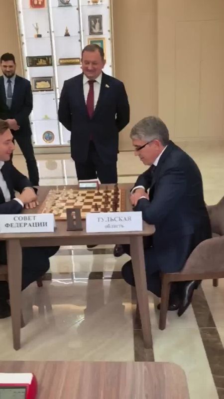 Чувствуется азарт: Губернатор Дмитрий Миляев сыграл в шахматы с гроссмейстером Сергеем Карякиным