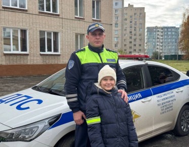 В честь международного Дня отца сотрудники Новомосковской Госавтоинспекции Тульской области посетили учащихся МБОУ СОШ №2, где школьники познакомились с профессией папы своей одноклассницы Варвары - капитаном полиции...