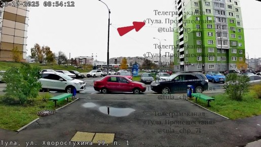Момент падения девушки попал на камеру видеонаблюдения