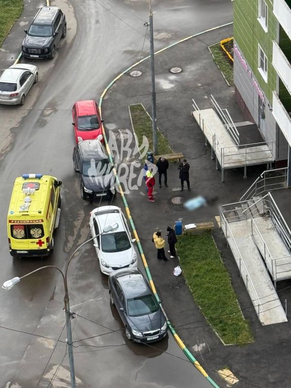 Труп ребенка обнаружили у подъезда 27-этажного дома в Глушанках