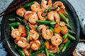 Быстрый и вкусный ужин: креветки с спаржей в китайском стиле