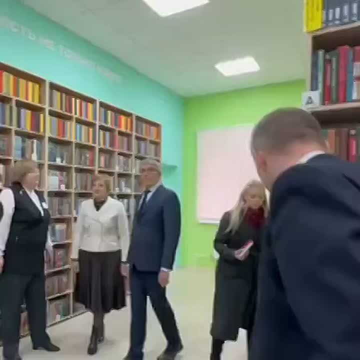 Третьей точкой для посещения Губернатора Дмитрия Миляева стала Центральная районная библиотека