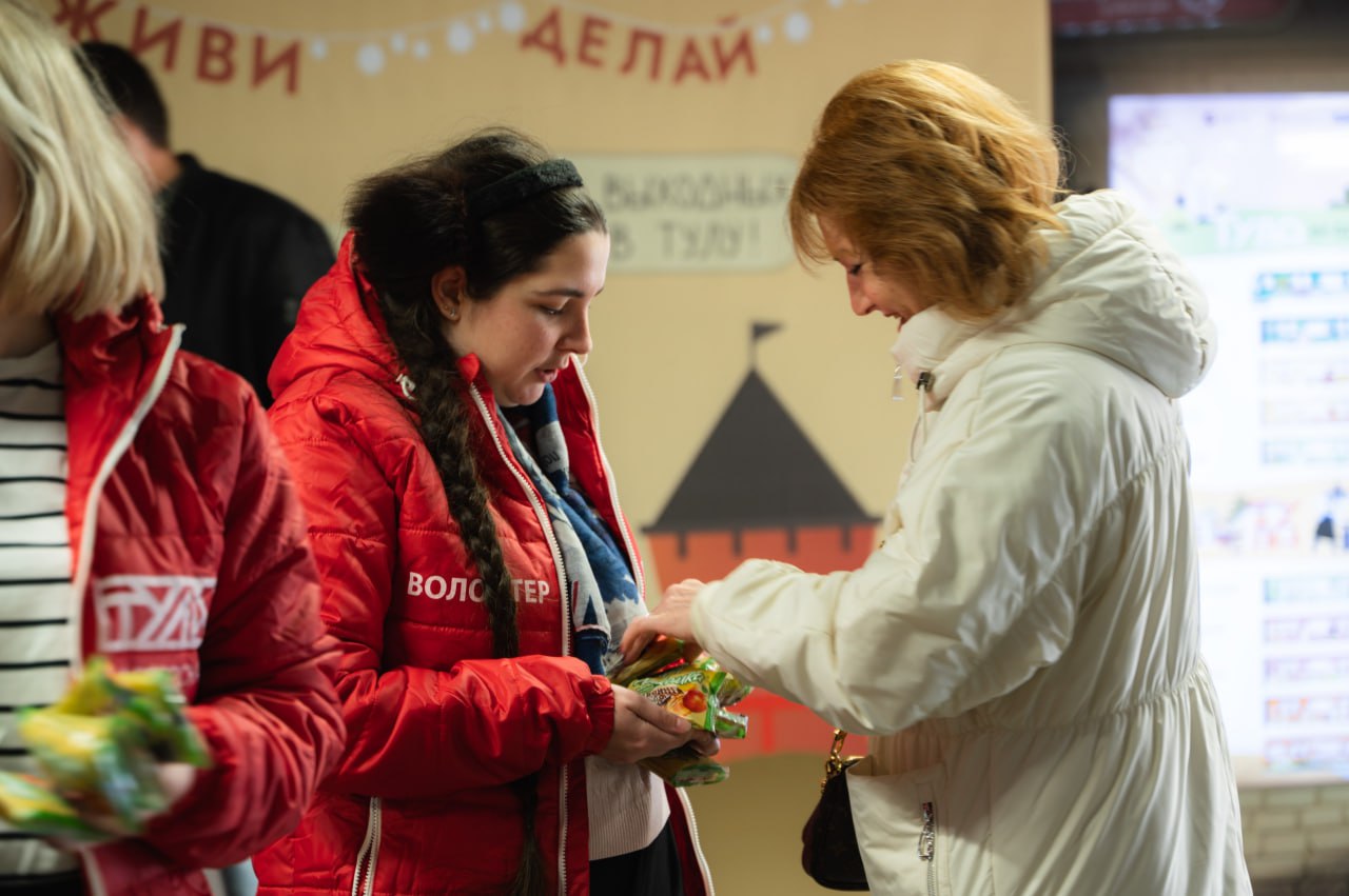 Тула угощает: пассажирам московского метро подарили 10 тысяч тульских пряников Тула угощает: пассажирам московского метро подарили 10 тысяч тульских пряников