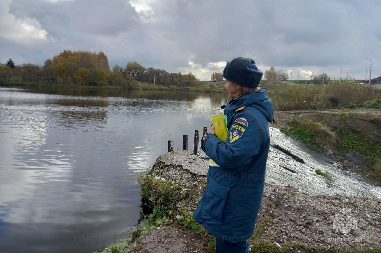 Инспекторы ГИМС МЧС России патрулируют водоемы и напоминают о безопасности детям Инспекторы ГИМС МЧС России патрулируют водоемы и напоминают о безопасности детям