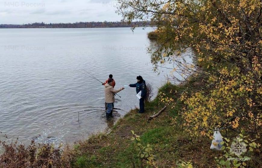 Инспекторы ГИМС МЧС России патрулируют водоемы и напоминают о безопасности детям Инспекторы ГИМС МЧС России патрулируют водоемы и напоминают о безопасности детям
