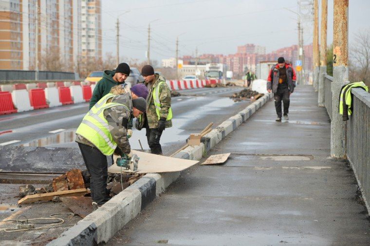 На Павшинском мосту продолжаются работы по восстановлению деформационных швов
