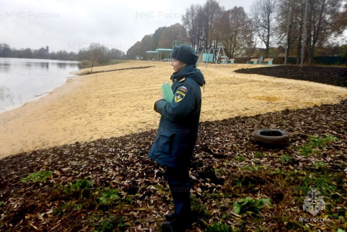 Инспекторы ГИМС МЧС России патрулируют водоемы и напоминают о безопасности детям Инспекторы ГИМС МЧС России патрулируют водоемы и напоминают о безопасности детям
