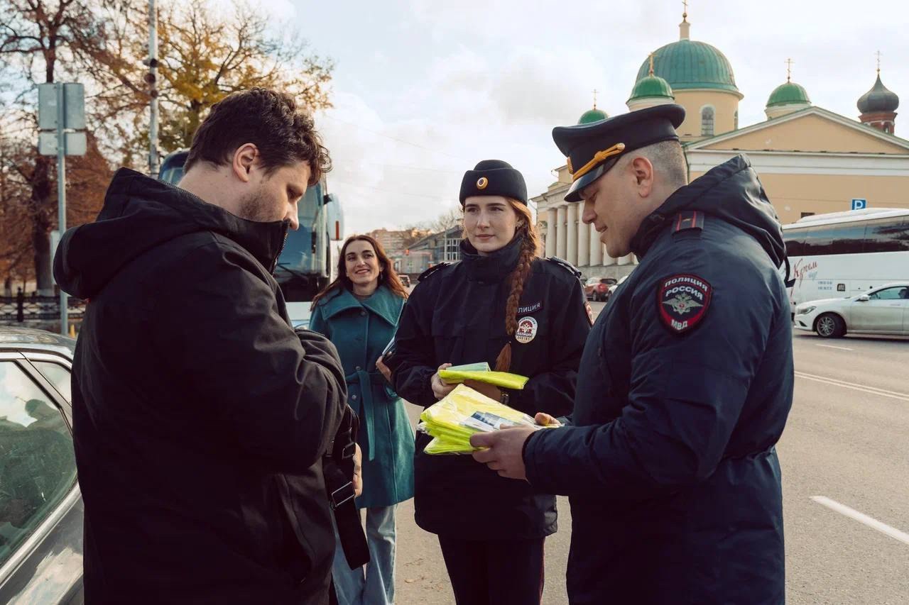 Сотрудники Госавтоинспекции города Тулы совместно с представителями автомобильной компании поздравили водителей с Днем автомобилиста Сотрудники Госавтоинспекции города Тулы совместно с представителями автомобильной компании поздравили водителей с Днем автомобилиста