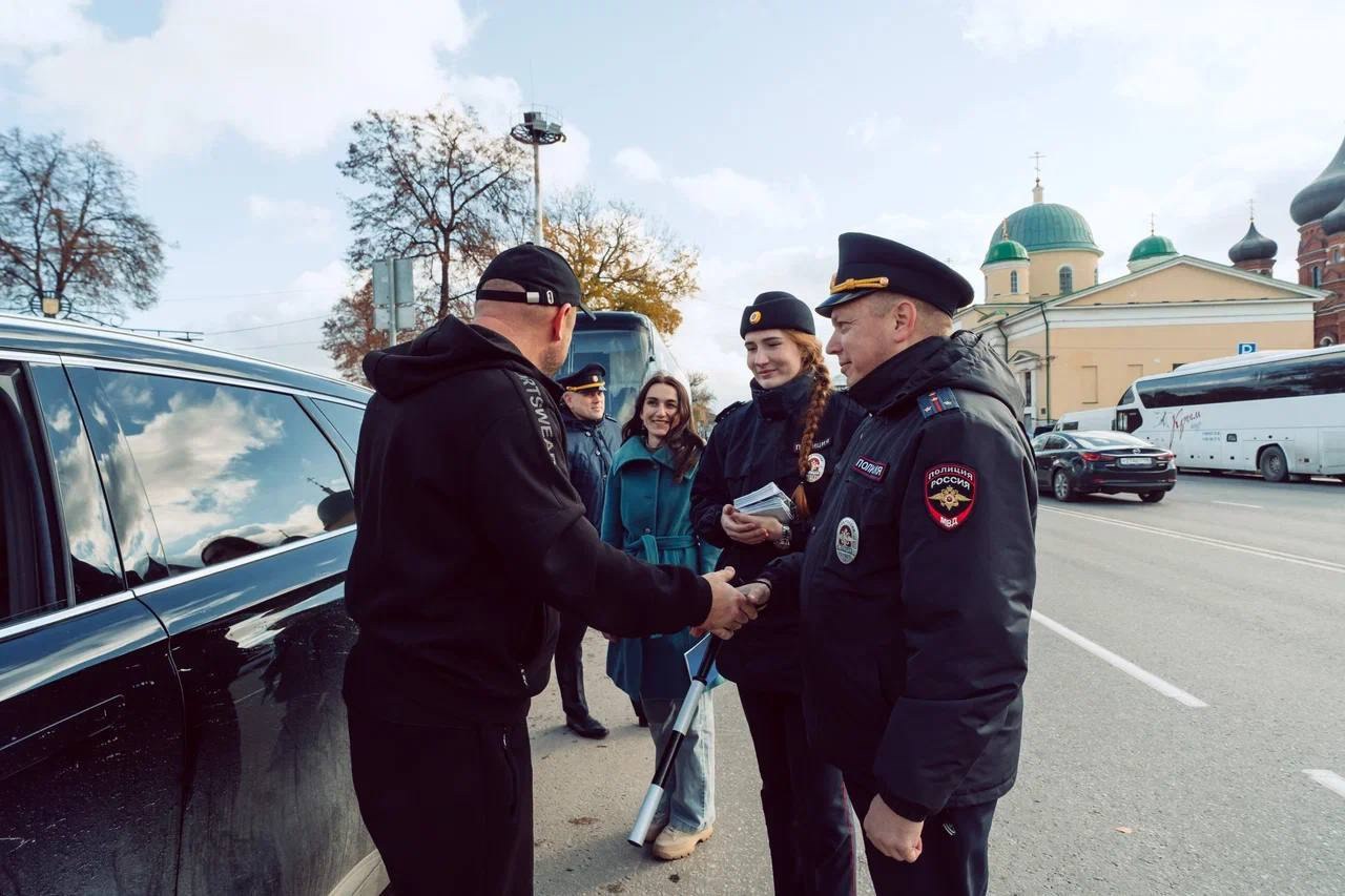 Сотрудники Госавтоинспекции города Тулы совместно с представителями автомобильной компании поздравили водителей с Днем автомобилиста Сотрудники Госавтоинспекции города Тулы совместно с представителями автомобильной компании поздравили водителей с Днем автомобилиста