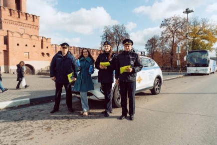 Сотрудники Госавтоинспекции города Тулы совместно с представителями автомобильной компании поздравили водителей с Днем автомобилиста
