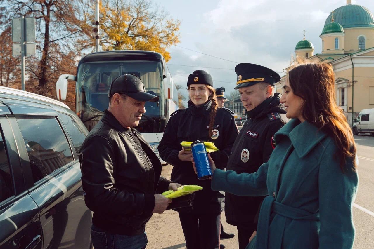 Сотрудники Госавтоинспекции города Тулы совместно с представителями автомобильной компании поздравили водителей с Днем автомобилиста Сотрудники Госавтоинспекции города Тулы совместно с представителями автомобильной компании поздравили водителей с Днем автомобилиста