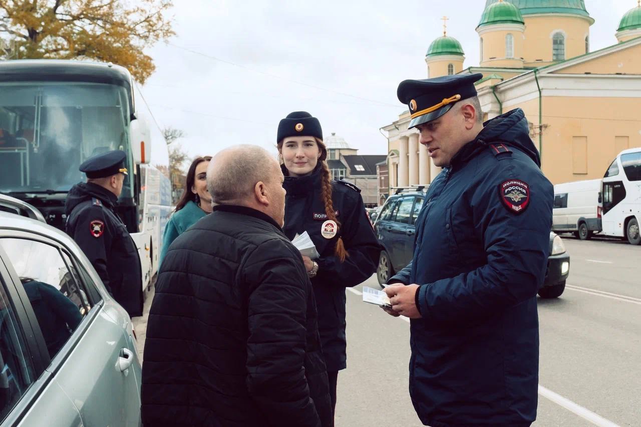 Сотрудники Госавтоинспекции города Тулы совместно с представителями автомобильной компании поздравили водителей с Днем автомобилиста Сотрудники Госавтоинспекции города Тулы совместно с представителями автомобильной компании поздравили водителей с Днем автомобилиста