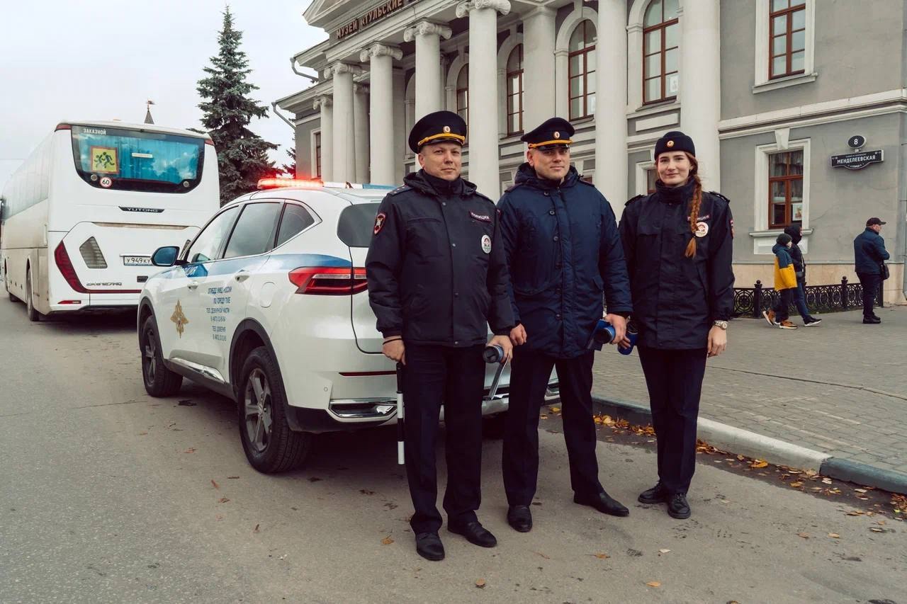 Сотрудники Госавтоинспекции города Тулы совместно с представителями автомобильной компании поздравили водителей с Днем автомобилиста Сотрудники Госавтоинспекции города Тулы совместно с представителями автомобильной компании поздравили водителей с Днем автомобилиста