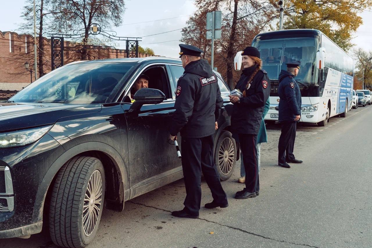 Сотрудники Госавтоинспекции города Тулы совместно с представителями автомобильной компании поздравили водителей с Днем автомобилиста Сотрудники Госавтоинспекции города Тулы совместно с представителями автомобильной компании поздравили водителей с Днем автомобилиста