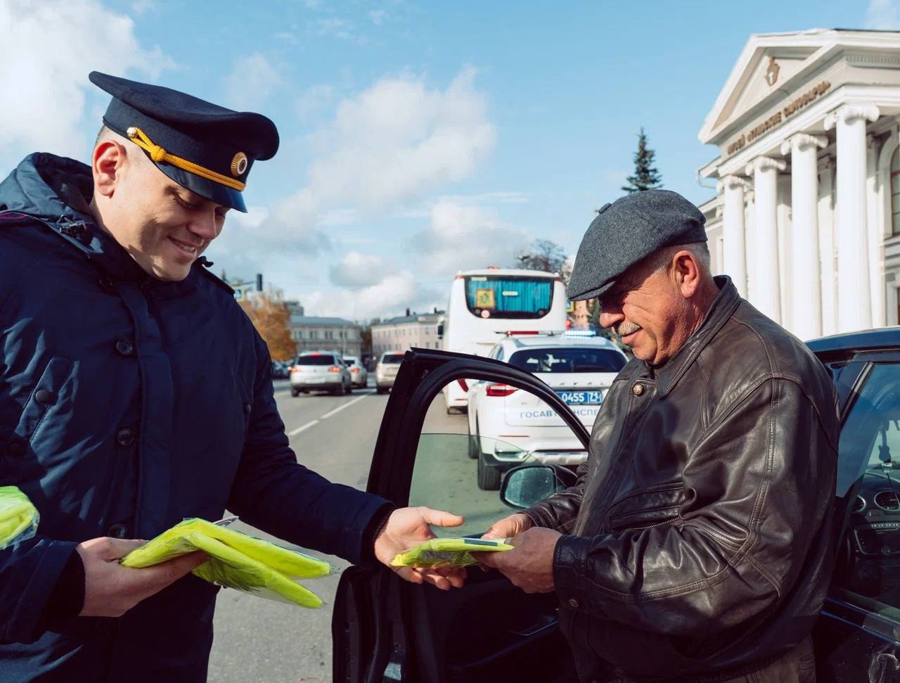 Сотрудники Госавтоинспекции города Тулы совместно с представителями автомобильной компании поздравили водителей с Днем автомобилиста Сотрудники Госавтоинспекции города Тулы совместно с представителями автомобильной компании поздравили водителей с Днем автомобилиста