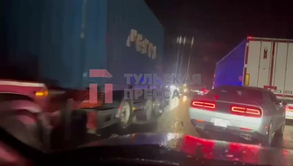 На участке трассы М-2 «Крым» возле Щекино, как сообщают читатели «Тульской прессы», столкнулись легковой автомобиль и большегруз