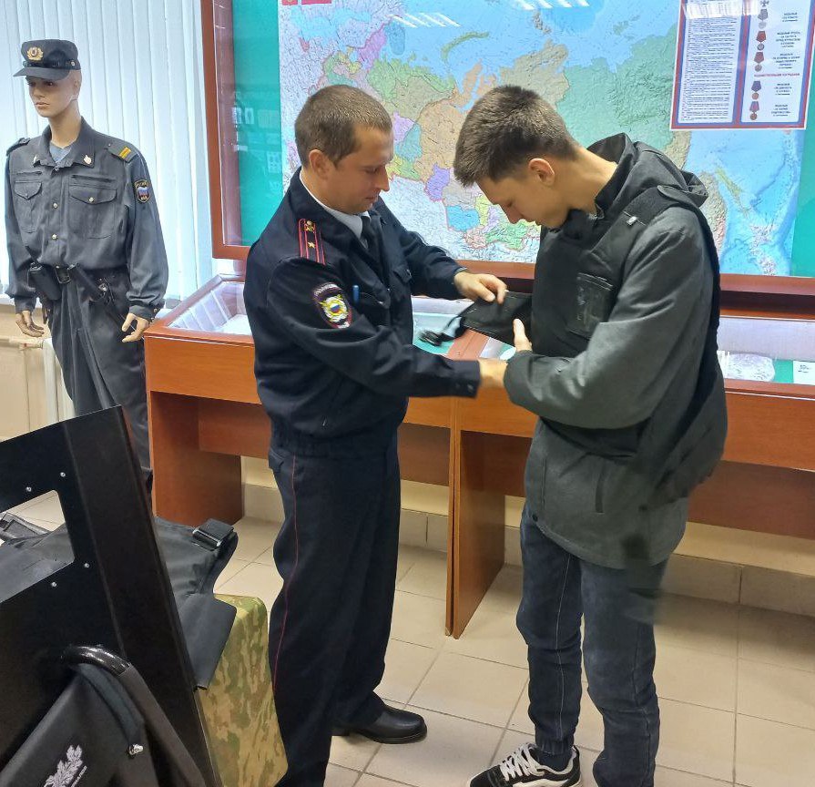В рамках акции «Будь в форме» сотрудники патрульно-постовой службы полиции провели профориентационное мероприятие со школьниками В рамках акции «Будь в форме» сотрудники патрульно-постовой службы полиции провели профориентационное мероприятие со школьниками