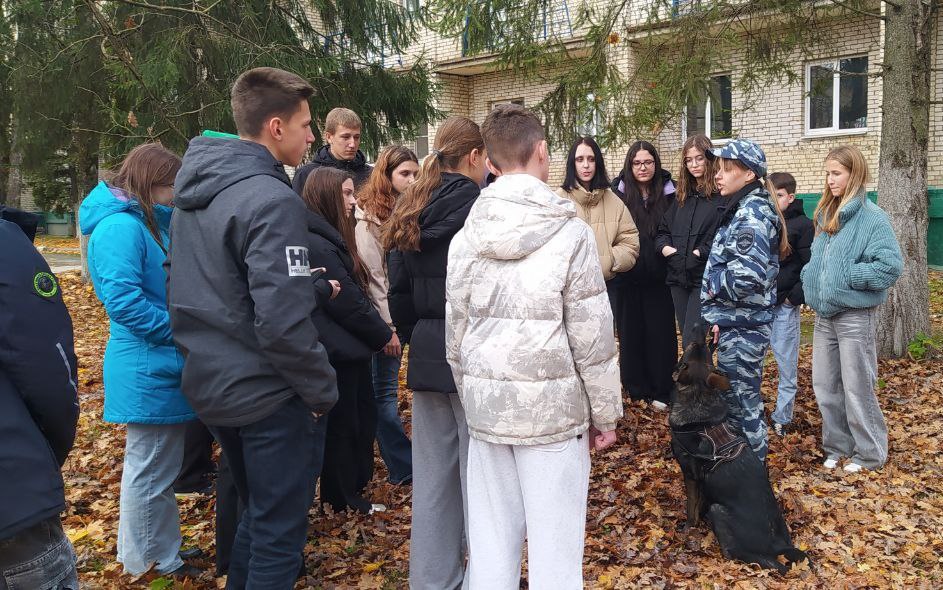 В рамках акции «Будь в форме» сотрудники патрульно-постовой службы полиции провели профориентационное мероприятие со школьниками В рамках акции «Будь в форме» сотрудники патрульно-постовой службы полиции провели профориентационное мероприятие со школьниками