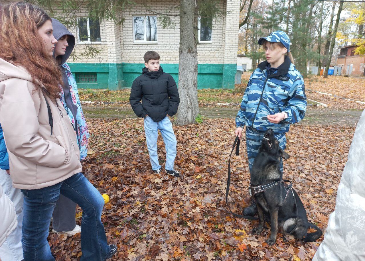 В рамках акции «Будь в форме» сотрудники патрульно-постовой службы полиции провели профориентационное мероприятие со школьниками В рамках акции «Будь в форме» сотрудники патрульно-постовой службы полиции провели профориентационное мероприятие со школьниками