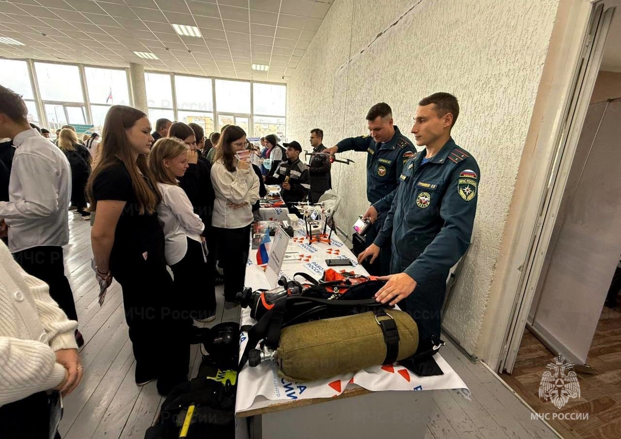 На Всероссийской ярмарке трудоустройства спасатели рассказали о своей профессии школьникам и студентам На Всероссийской ярмарке трудоустройства спасатели рассказали о своей профессии школьникам и студентам