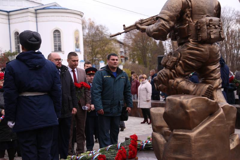 Сотрудники МЧС России приняли участие в открытии мемориального комплекса «Участникам специальной военной операции» в Плавске Сотрудники МЧС России приняли участие в открытии мемориального комплекса «Участникам специальной военной операции» в Плавске