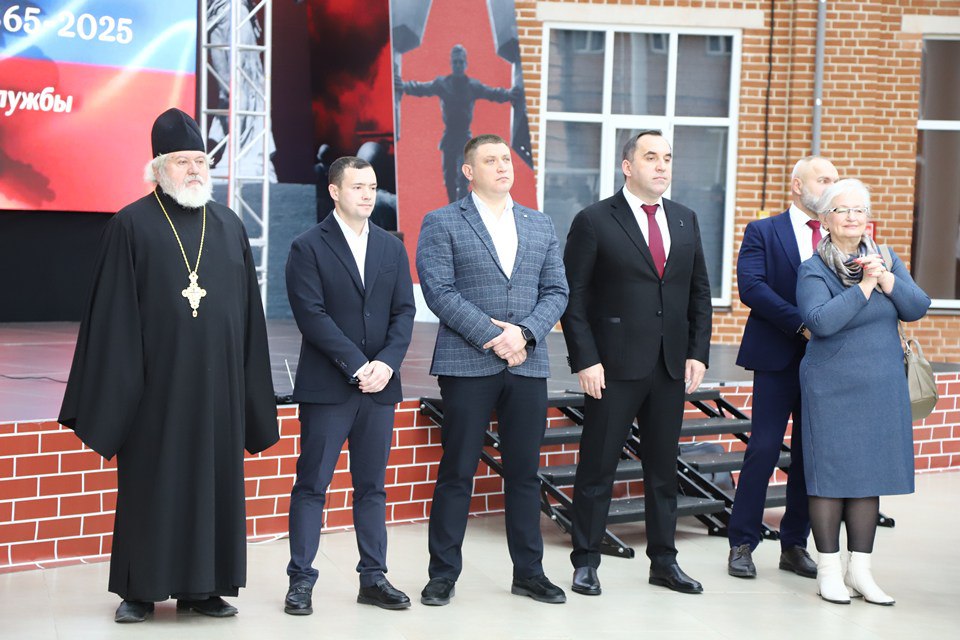 Евгений Смолянинов поздравил сотрудников Федеральной службы судебных приставов