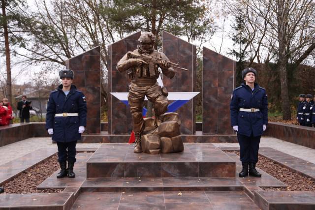 Сотрудники МЧС России приняли участие в открытии мемориального комплекса «Участникам специальной военной операции» в Плавске Сотрудники МЧС России приняли участие в открытии мемориального комплекса «Участникам специальной военной операции» в Плавске