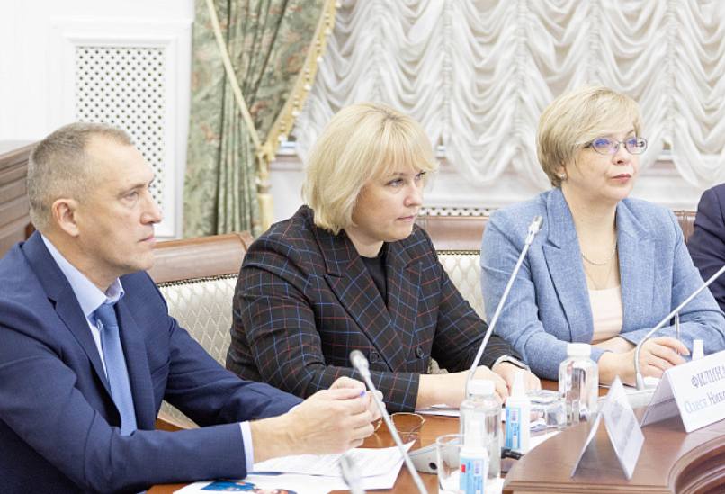 Губернатор Тульской области Дмитрий Миляев провел заседание общественного совета проекта «Герой 71» Губернатор Тульской области Дмитрий Миляев провел заседание общественного совета проекта «Герой 71»